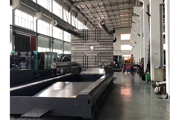   LOG 2800噸夾緊單元 3300噸注塑單元。 根據(jù)您的需求設(shè)計(jì)定制機(jī)器！ 